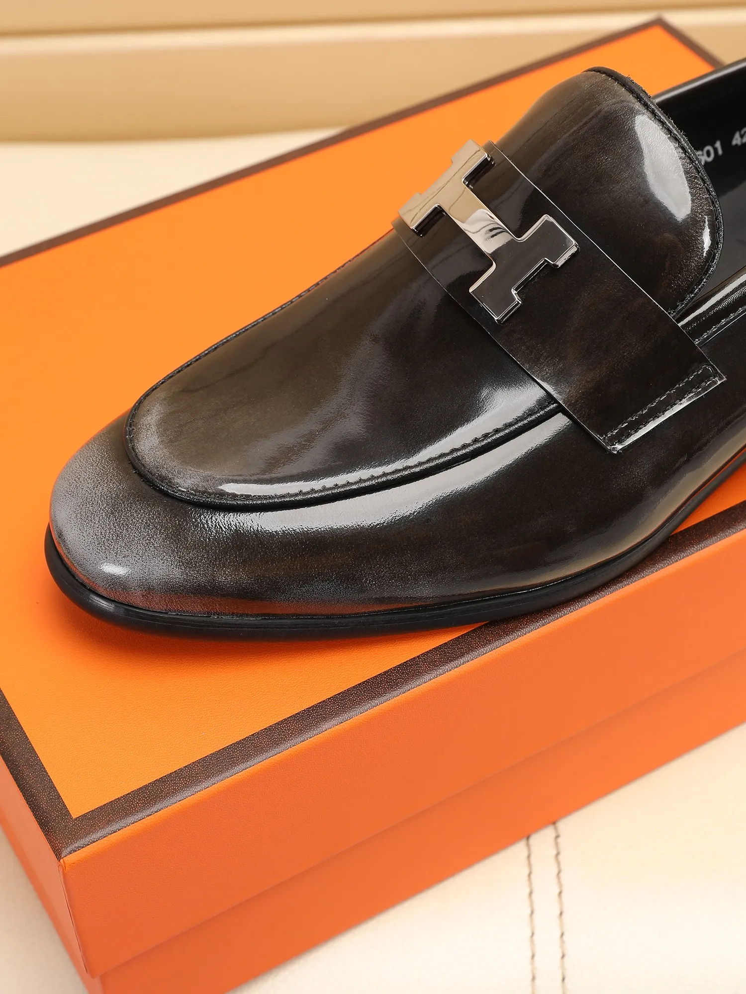 Factory price 460💶[HERMES] (cowhide lining)🍀Italian top luxury🍀He does not pursue novel styles and gorgeous colors, but attracts the favor of successful men with his flawless, elegant and classic style! This very, very comfortable, simple and stable style makes it easy to match any style! The pattern is absolutely 1:1 refined from the original case, and we strive for excellence in materials, imported cowhide + cowhide lining💪💪💪extraordinary texture👍! .Code number: 39 to 44 (38.4546 customized)